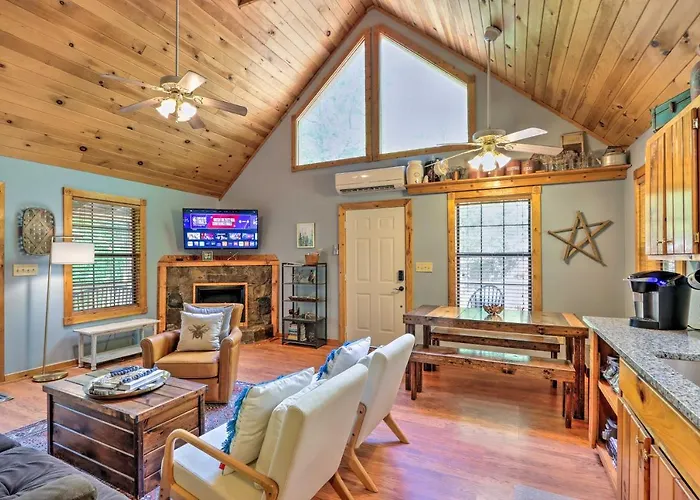 'Bumblebee Cottage' Murphy Retreat W/ Hot Tub