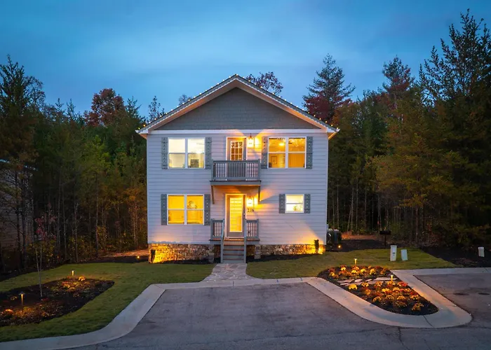 Par-Tee Haus I- Game Room & Hot Tub-Walk To Helen
